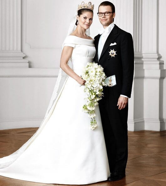 Wedding dress of Crown Princess Victoria was designed by Pär Engsheden. The cameo tiara is made of gold, pearls and cameos