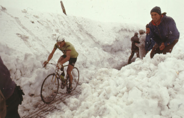 Ciclistas bajo la nieve - Paso Stelvio