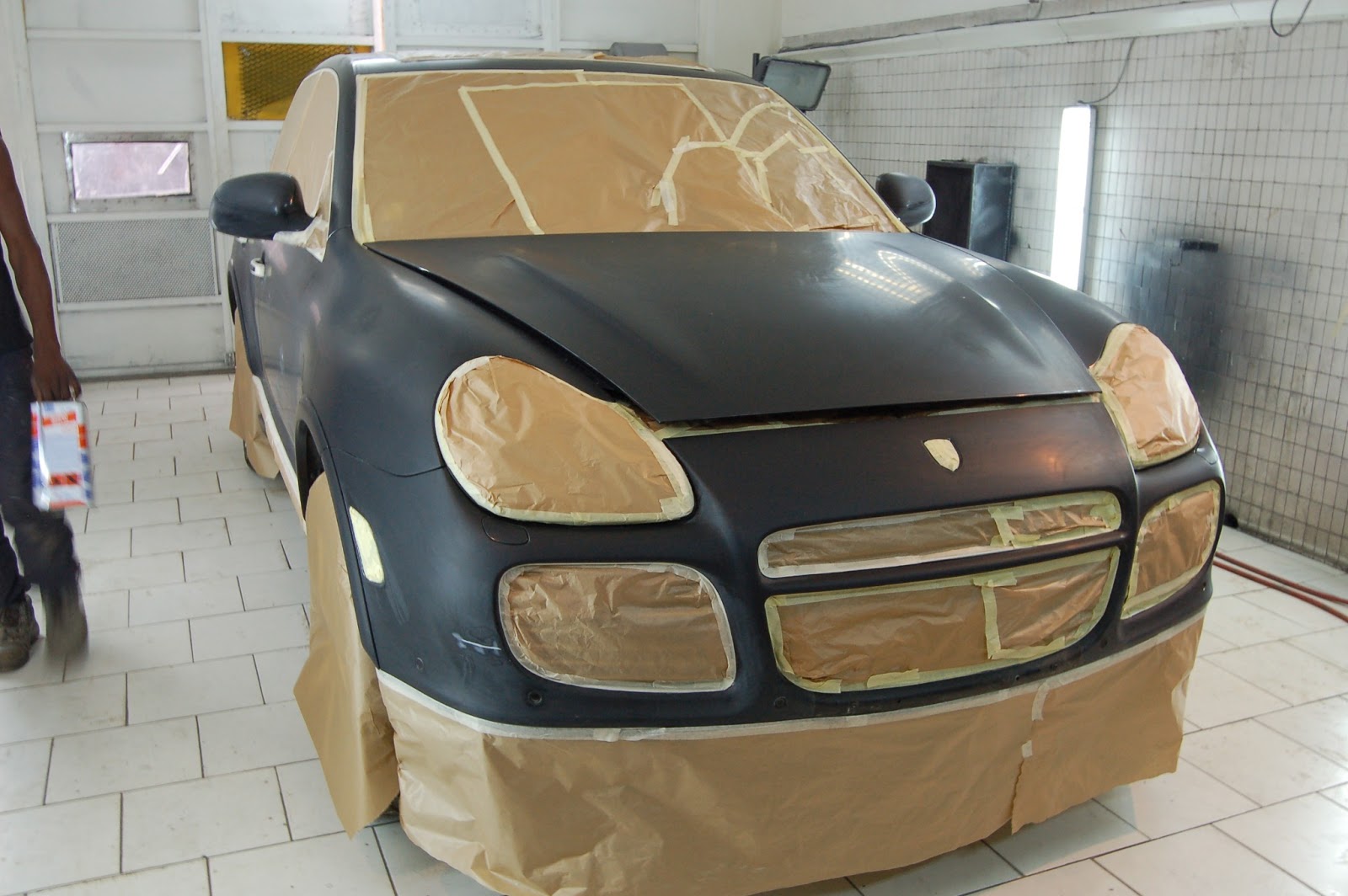 GARAGE FÉDÉRAL LIBREVILLE PEINTURE PORSCHE CAYENNE CHANGEMENT DE TEINTE DU NOIR AU BLANC