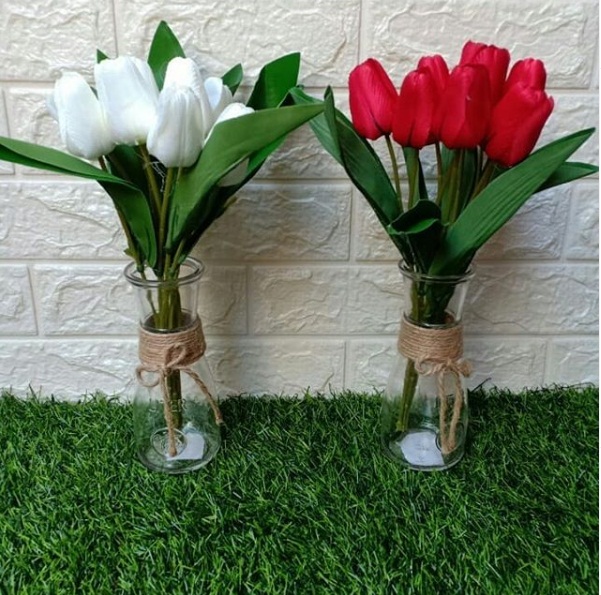 Сколько дней стоят тюльпаны в вазе. Ваза с тюльпанами. Тюльпаны 40 см и 55 см. Ваза для тюльпанов какая лучше. For your Home ваза тюльпан.