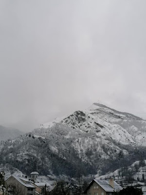 Laruns sous la neige 2020  Laruns (en béarnais Laruntz) altitude de 525 m, la porte vers les stations de ski de Gourette et Artouste