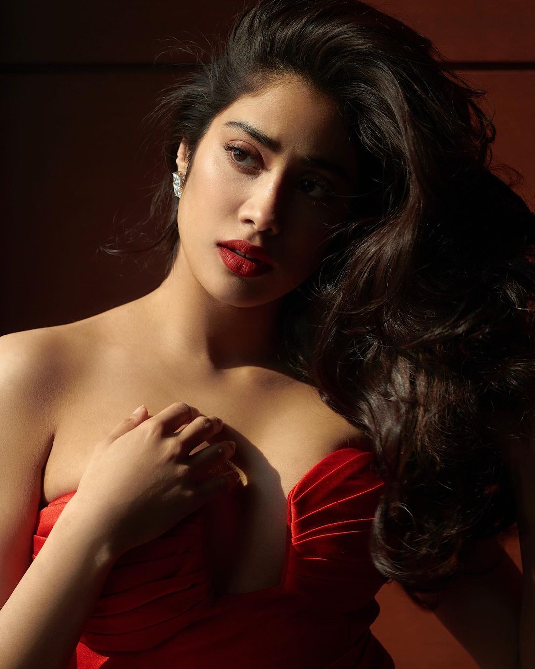 Janhvi Kapoor Cleavage Pics, Janhvi Kapoor boobs, Janhvi Kapoor cion box, Janhvi Kapoor boobs, Janhvi Kapoor boob cleavage