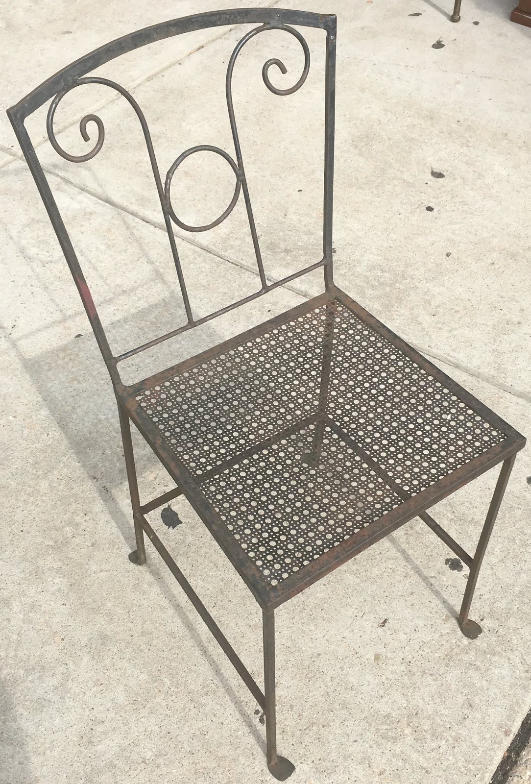 Uhuru Furniture & Collectibles 467143 Pair of Outdoor Cast Iron