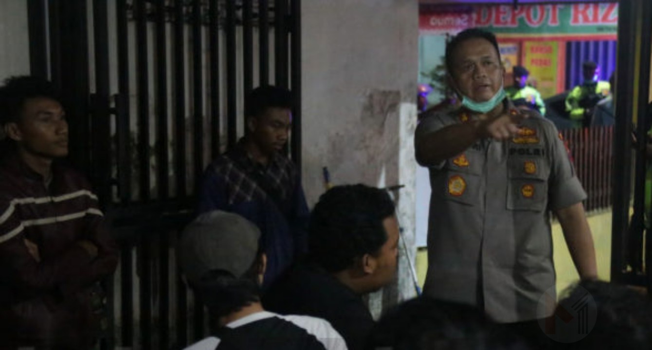 Nekat Nongkrong Di Cafe, Ratusan Warga Akhirnya Diamankan ke Polres Malang Nekat Nongkrong Di Cafe, Ratusan Warga Akhirnya Diamankan ke Polres Malang