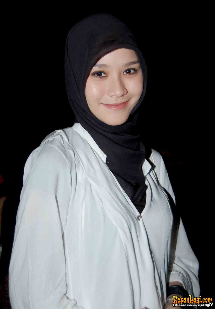 Ide 39+ Photo Zaskia Adya Mecca Merokok, Warna Jilbab
