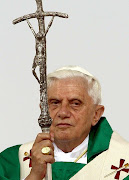 IMAGEN UNO: PAPA BENEDICTO XVI Y EL CRUCIFIJO. la cruz el papa benedicto xvi