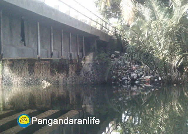 Gambar tumpukan sampah di sungai cijulang