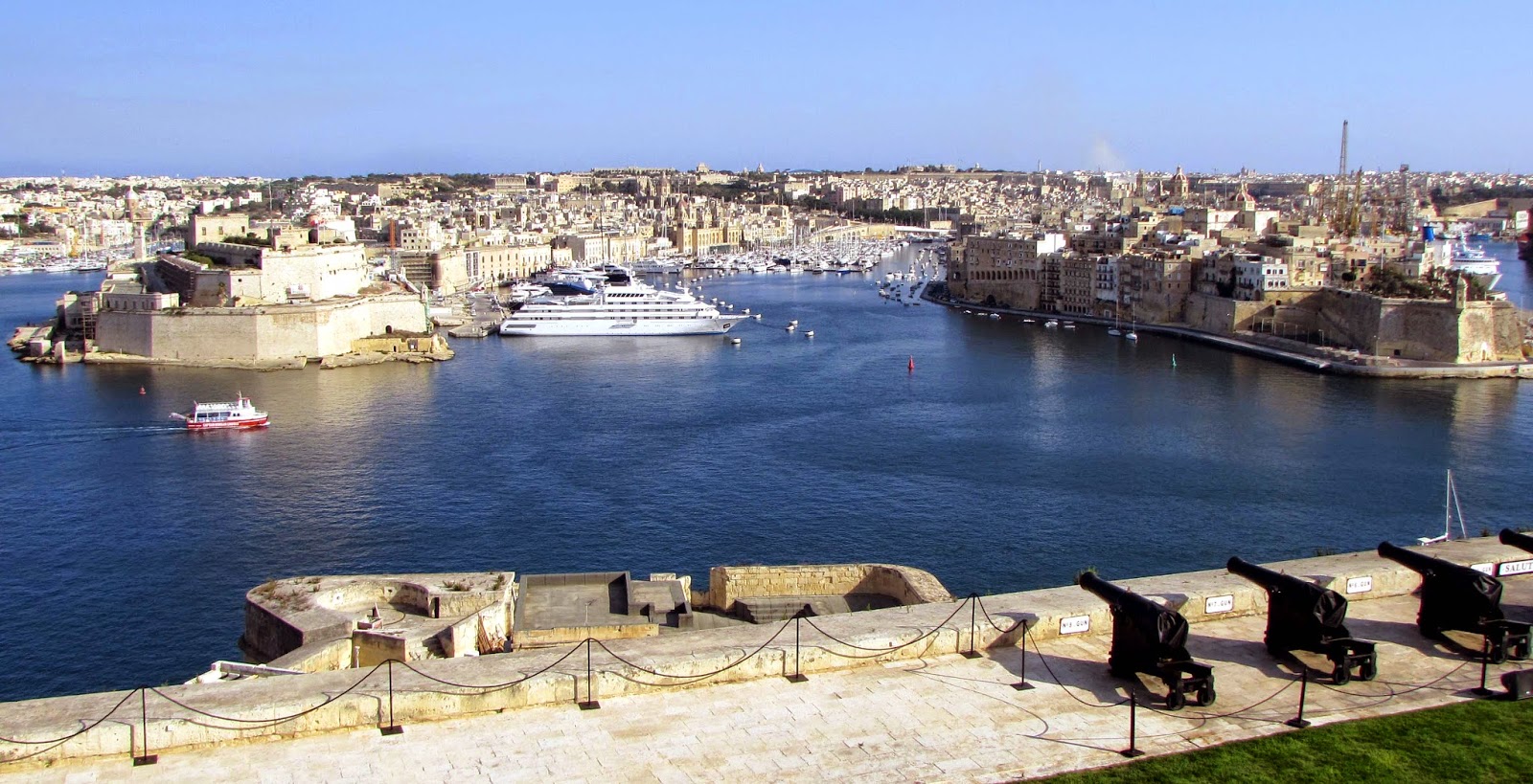 Jardines de Upper Barrakka en La Valeta con Il-Birgu (Vittoriosa) y L-Isla (Senglea, Invicta) al fondo Malta. Malte. Il-Bet Valletta. La Valeta. Upper Barrakka. Il-Birgu. Vittoriosa. L-Isla. Senglea. Invicta