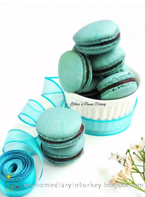 Blue Macarons with Chocolate Caramel Filling (Italian meringue method)| Çitra's Home Diary. #frenchmacarons #basicmacaronsrecipe #chocolatecaramelfilling #macaronsfilling #dessert