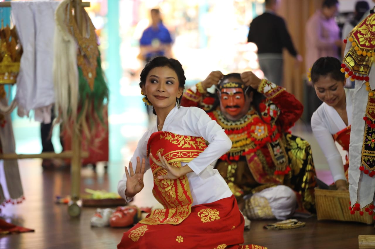 Suguhan Balinese Culture in Harmony Hibur Penumpang Bandara Ngurah Rai