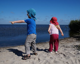 Rund um den Ringkøbing Fjord, Teil 2: Der Hafen und der Leuchtturm von Nørre Lyngvig. Am Lyngvig Havn gibt es eine Badestelle, die die Kinder auf unserer Tour entdeckt haben.