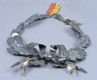 Zilveren krans door Petronella Adriana van Haeften geschonken aan het Apeldoorns Mannenkoor