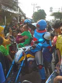 Kamen Rider Bikin Heboh Lokasi KRL Bintaro