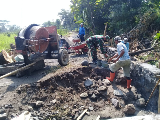 Babinsa Koramil Jatinom Karya Bakti Bangun Talud Jalan Desa
