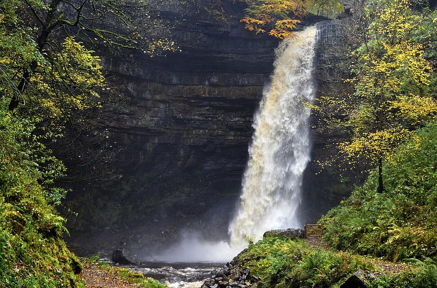 10+ Walks with Waterfalls in North