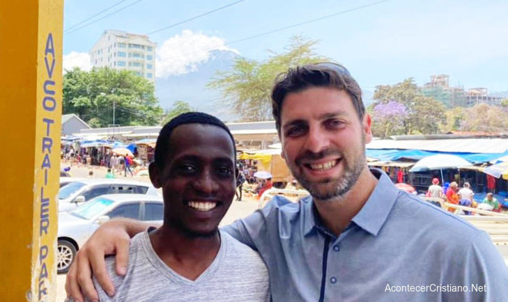 Intérprete musulmán con misionero en Tanzania