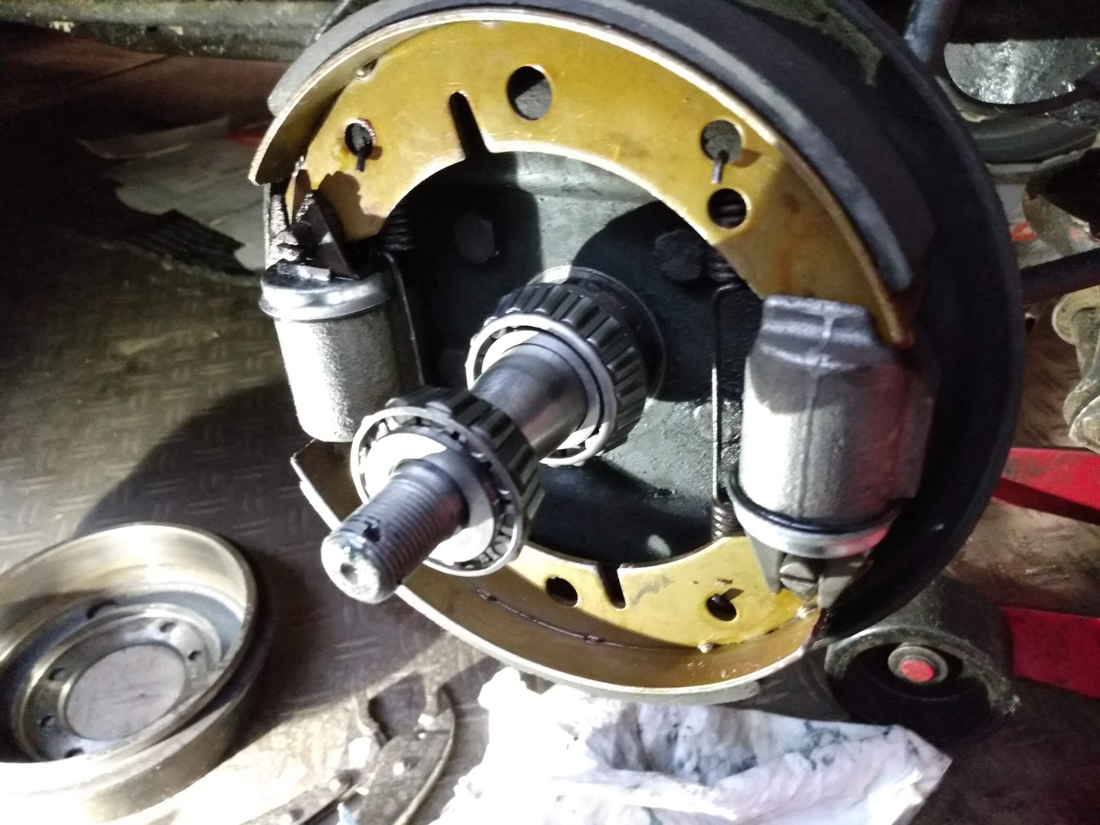 RustyDaytrips.nl Morris Minor tapered front hub bearings.