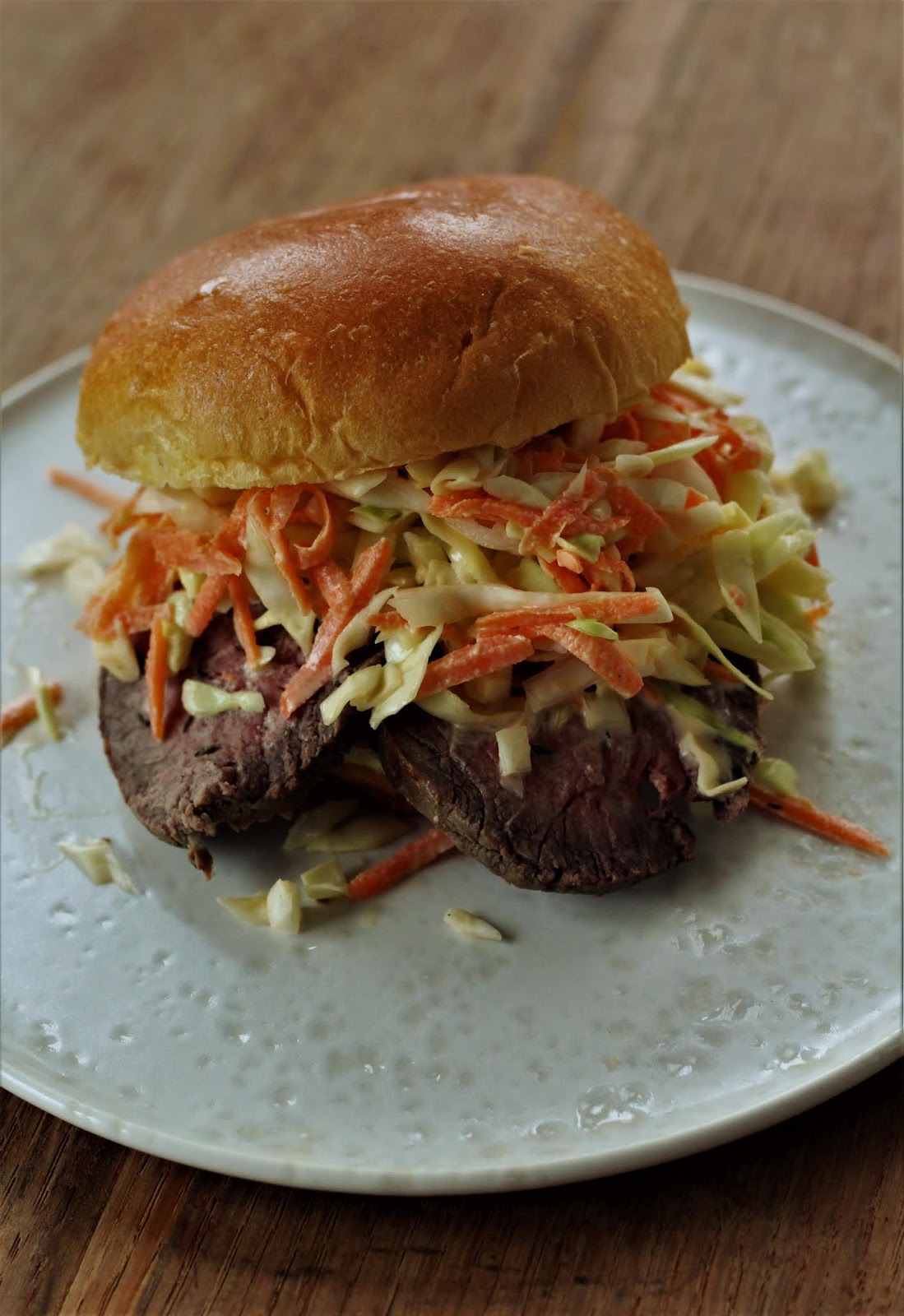 Roastbeefburger med kærnemælkscoleslaw