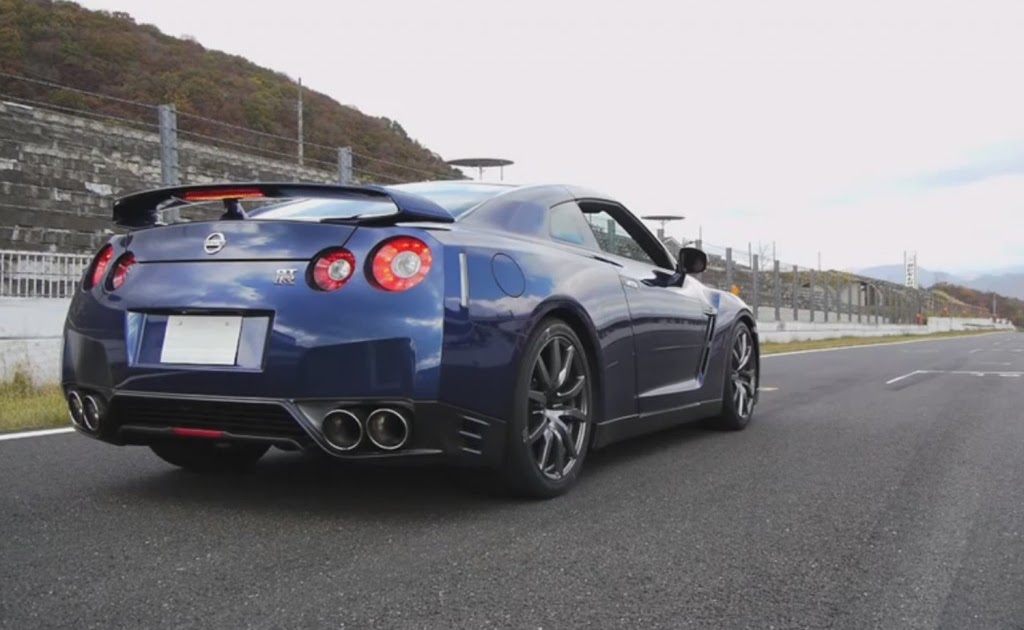 Nissan GTR r35 girl