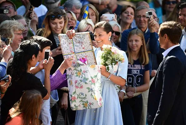 Crown Princess Victoria's dress is designed by Camilla Thulin and it is made especially for her. Victoria wore H & M sandals. Queen Silvia, Princess Estelle