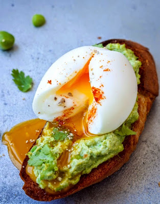 mashed peas on toasted bread