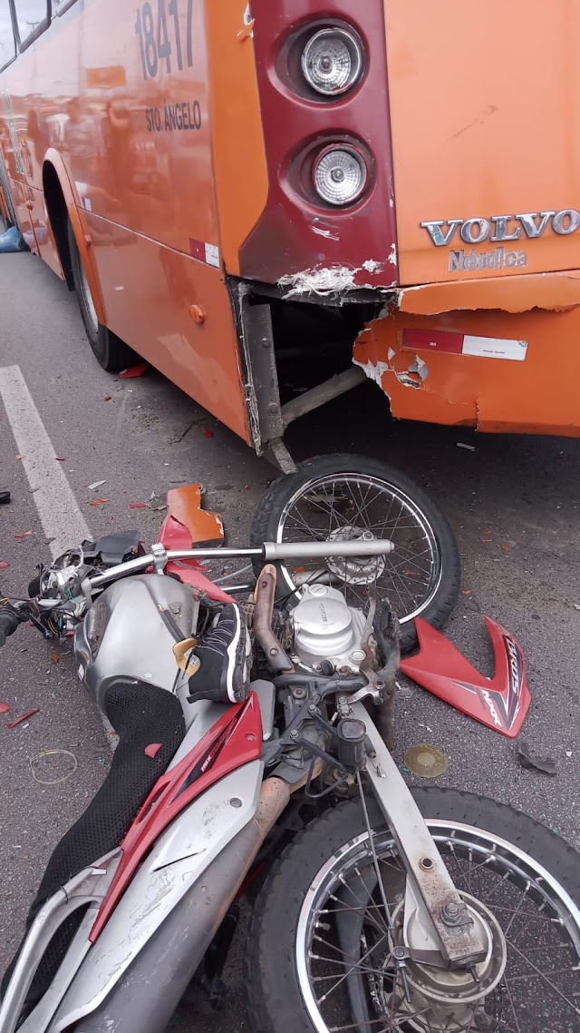 Motociclista morre após bater contra Ônibus em acidente Estrada da Ribeira em Colombo