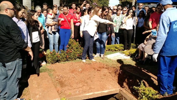 Blog Jailton Ramos: Corpo de Cristiano Araújo é enterrado em Goiânia