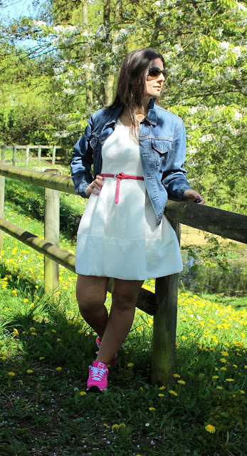 robe résille blanche suncoo, nex balance rose fluo, veste en jean levis