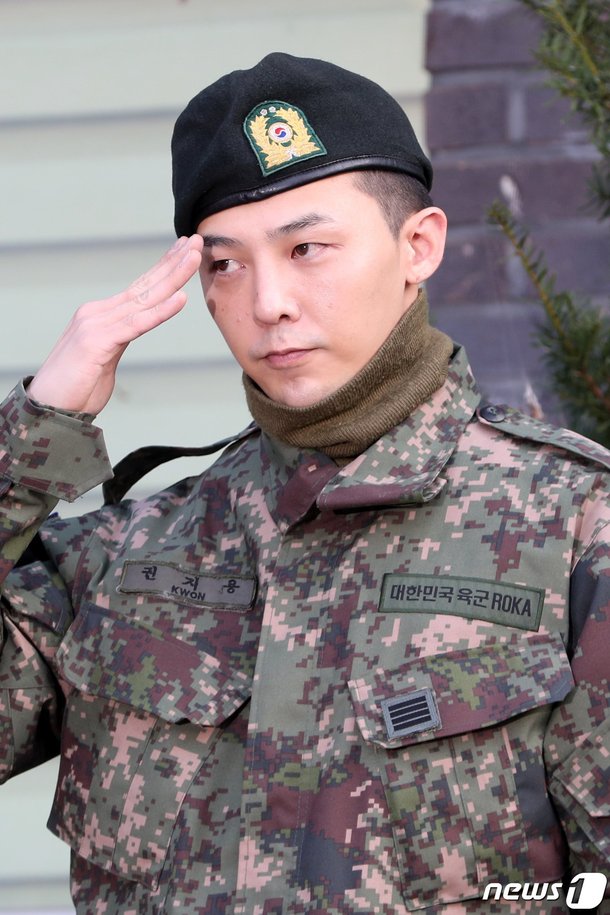 G-Dragon completes his army service to the cheers of over 3,000 fans