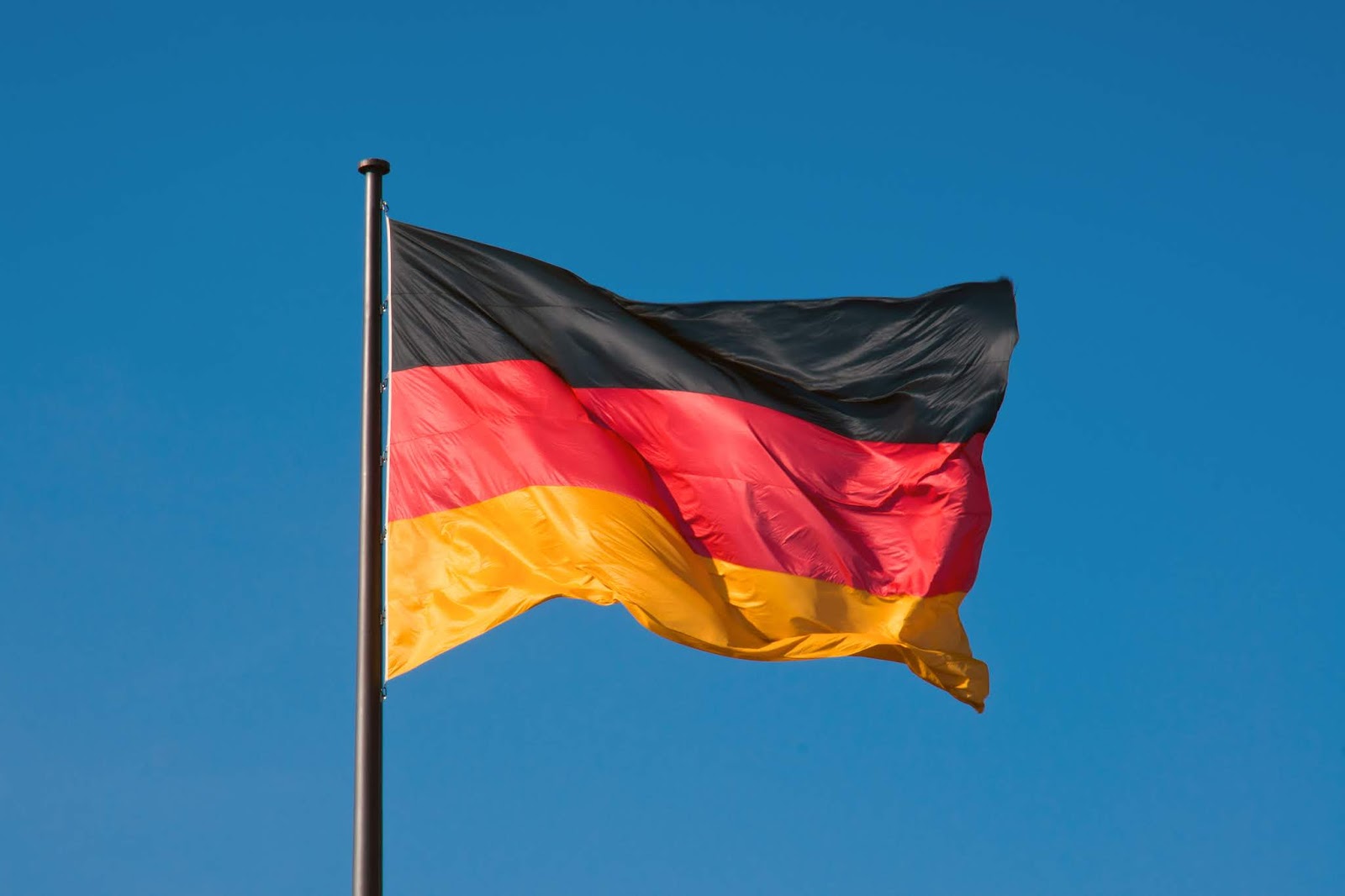 Sonntagsfrage: Was halten Sie davon, dass die CDU vor jeder Schule die  Deutschlandfahne hissen will?