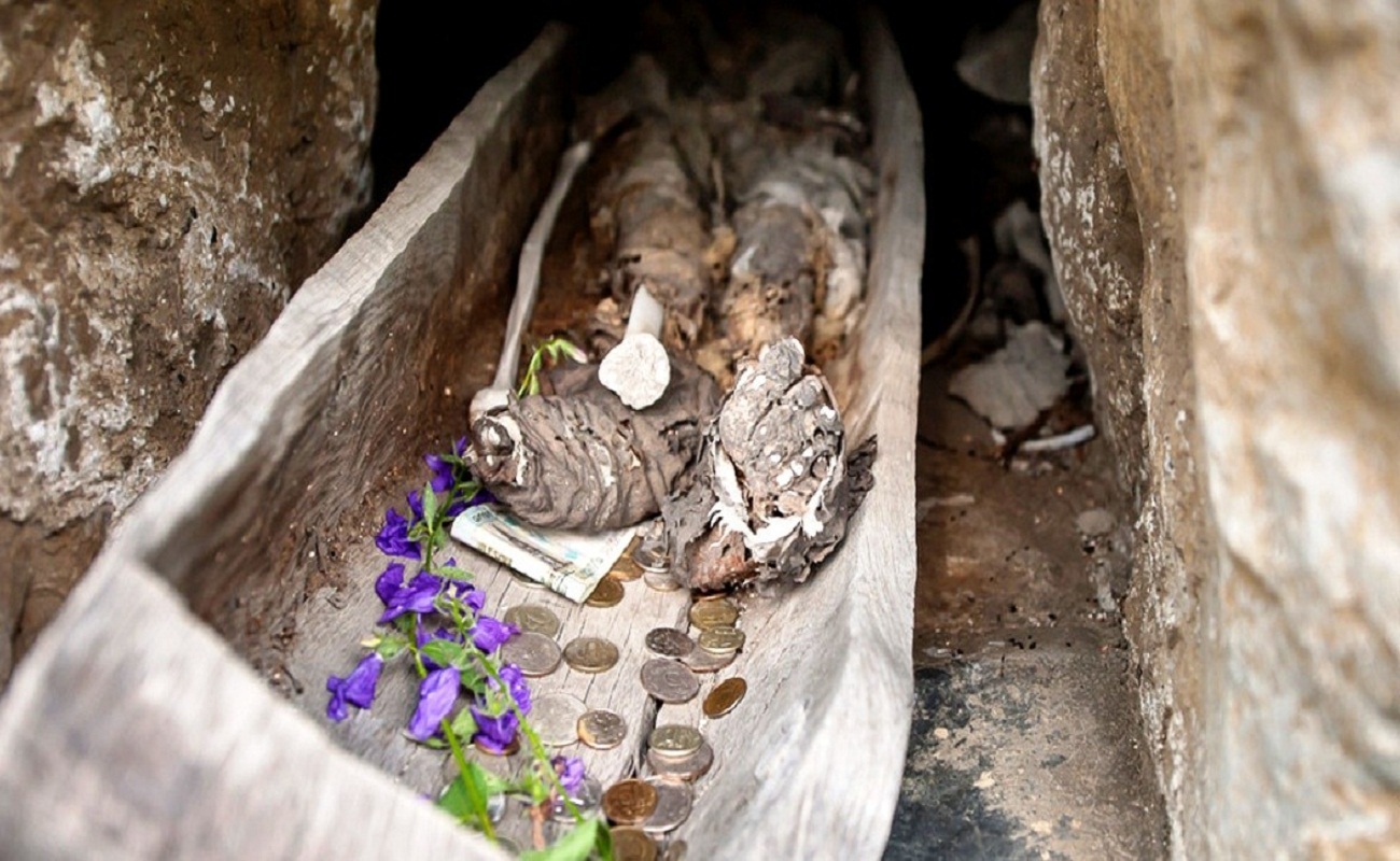 Почему назвали город мертвых. Даргавский некрополь в Северной Осетии. Город мертвых Даргавс мумии. Некрополь Осетия город мертвых.