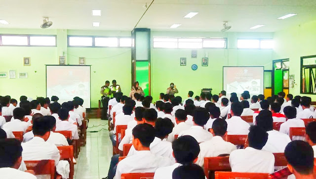 Beri Penyuluhan, Satlantas Polres Metro Bekasi Datangi SMK Swasta di Kota Bekasi Beri Penyuluhan, Satlantas Polres Metro Bekasi Datangi SMK Swasta di Kota Bekasi