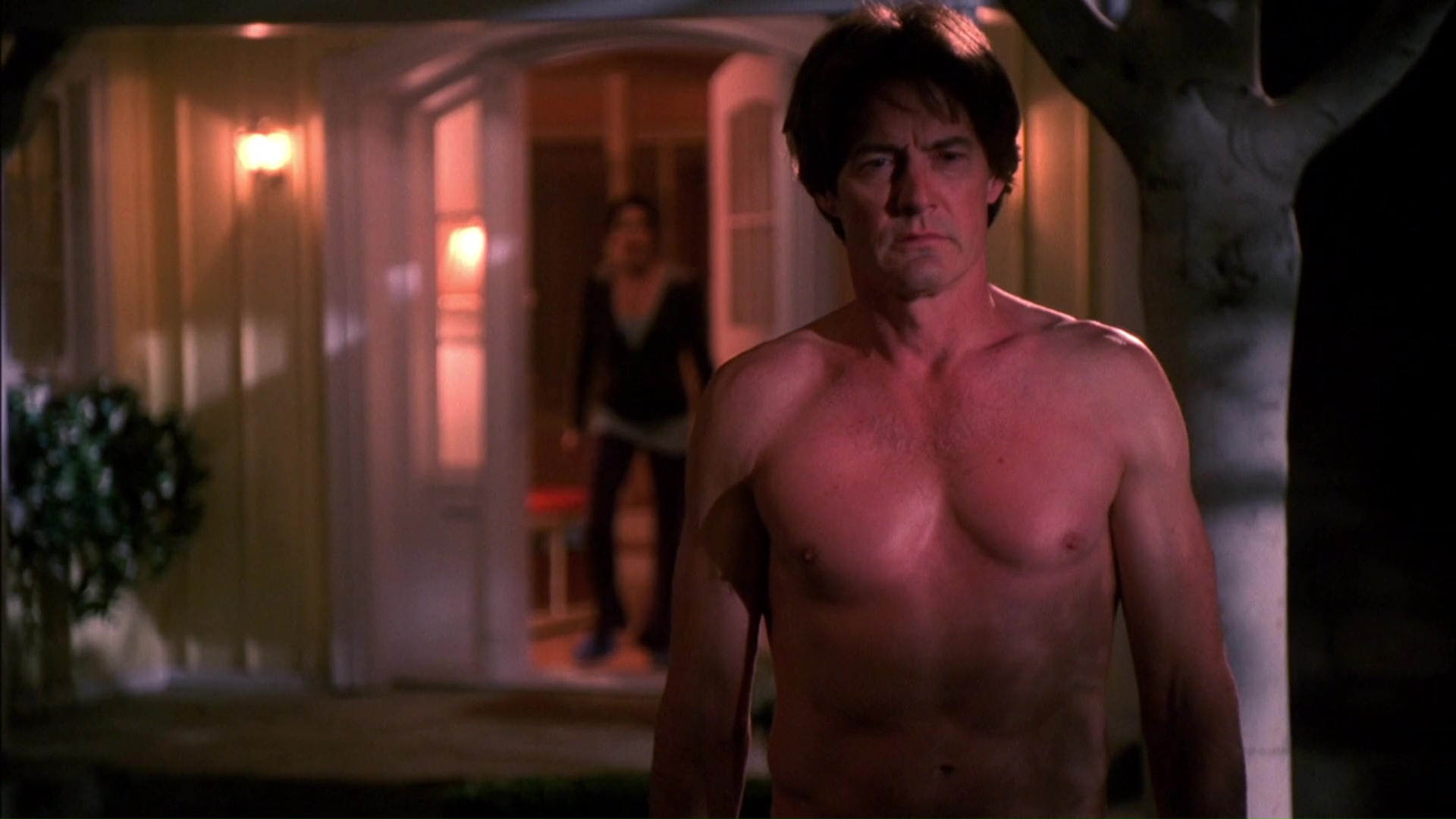 Kyle MacLachlan shirtless in Desperate Housewives 4-12 "In Buddy'...