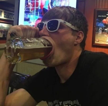 Hässliche Fotos - Mann trinkt großes Bier lustig