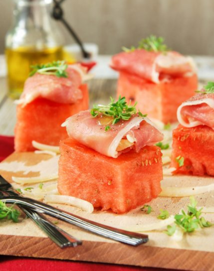 Bocaditos de sandía,  jamón y queso