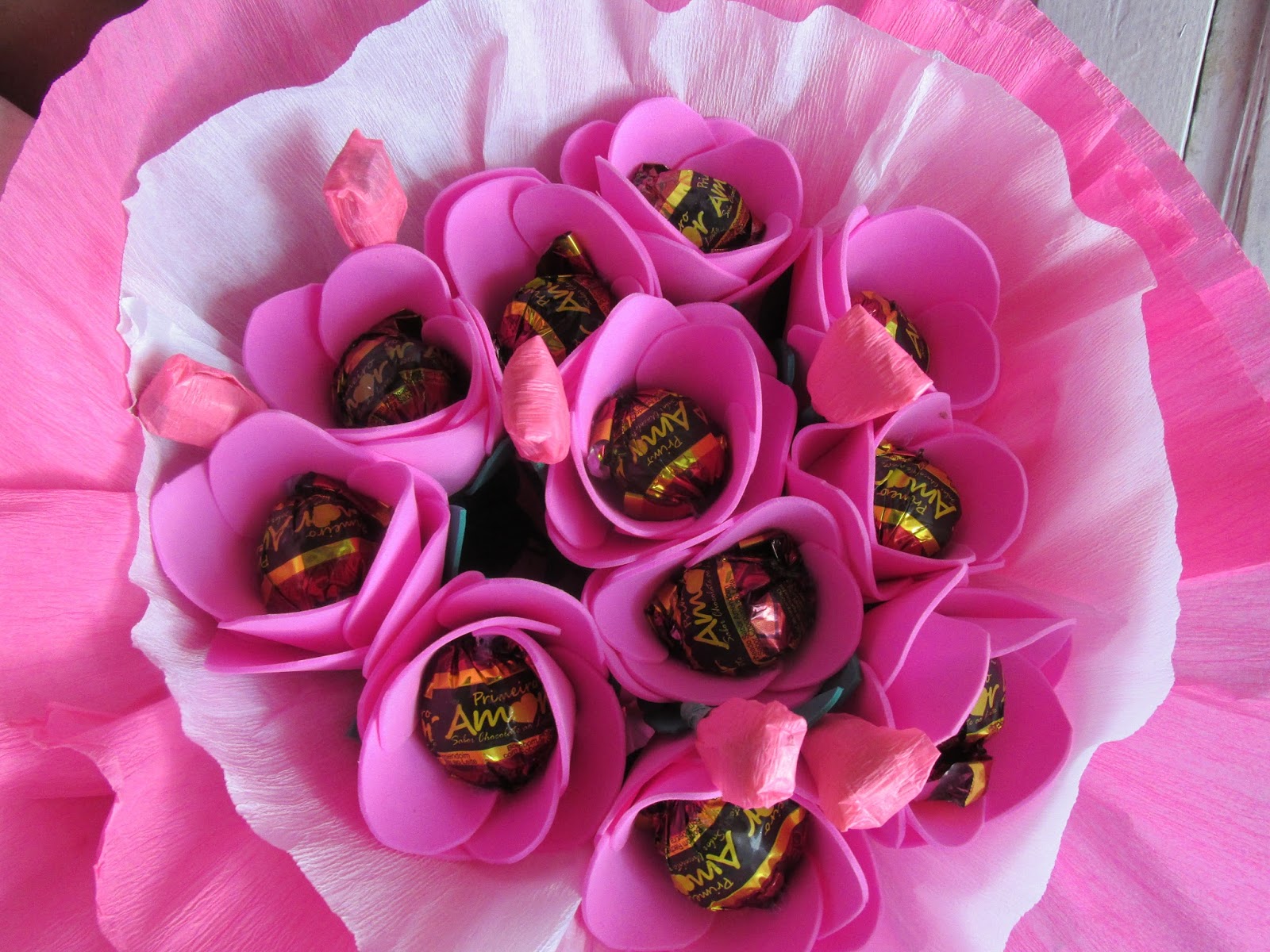 Artesanato: Buquê de Bombom de Chocolate com Flores de EVA - Presente Dia  das Mães e Dia dos Namorados