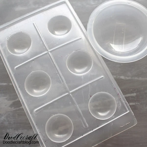 STAGE 1 FOR RESIN EYES: PUPIL Start by prepping your molds by gently misting with the release spray.
