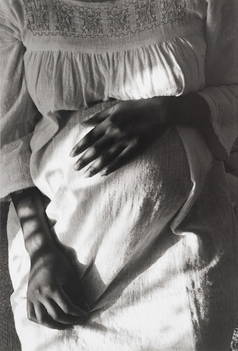 “Maternity”, Paris, 1973 © Edouard Boubat