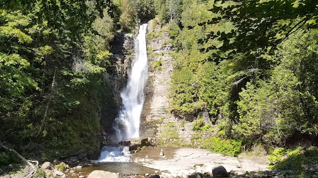 Vue sur la chute Jean Larose à partir du sentier Mestashibo