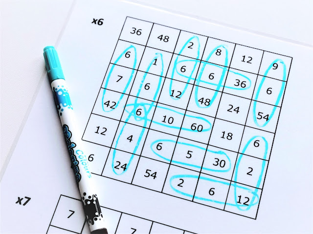 ćwiczenia z tabliczką mnożenia, zdjęcie przedstawia tabelkę z mnożeniem przez 6 i zakreślonymi na niebiesko iloczynami, obok po lewej stronie leży niebieski pisak