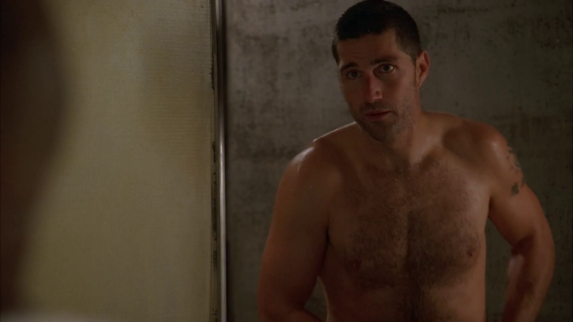 Matthew Fox shirtless in Lost 2-16 "The Whole Truth" .