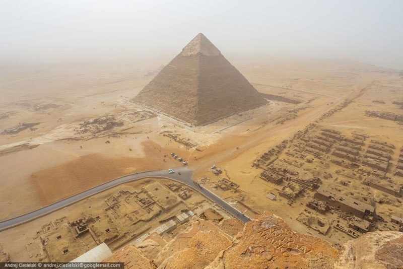 “At the half some people got attention on me and looked up too. That’s how the police spotted me. They shouted something in Arabic I think but I didn’t care and kept going while listening to music.” - He Illegally Climbed One Of The Pyramids… And Filmed The Whole Thing. “At the half some people got attention on me and looked up too. That’s how the police spotted me. They shouted something in Arabic I think but I didn’t care and kept going while listening to music.” - He Illegally Climbed One Of The Pyramids… And Filmed The Whole Thing.