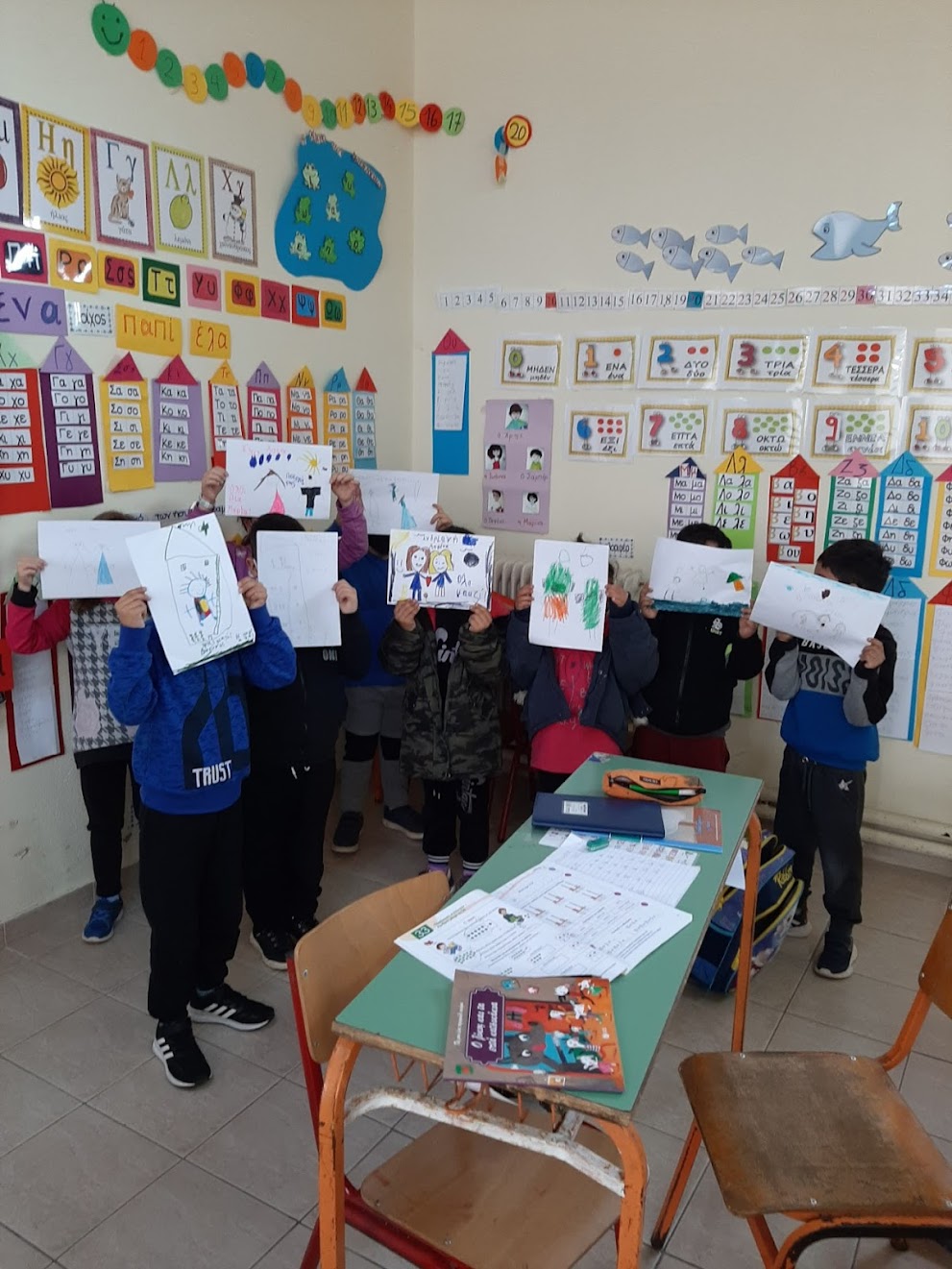 Τα παιδιά της Α τάξης ζωγραφίζουν για την αποδοχή της διαφορετικότητας