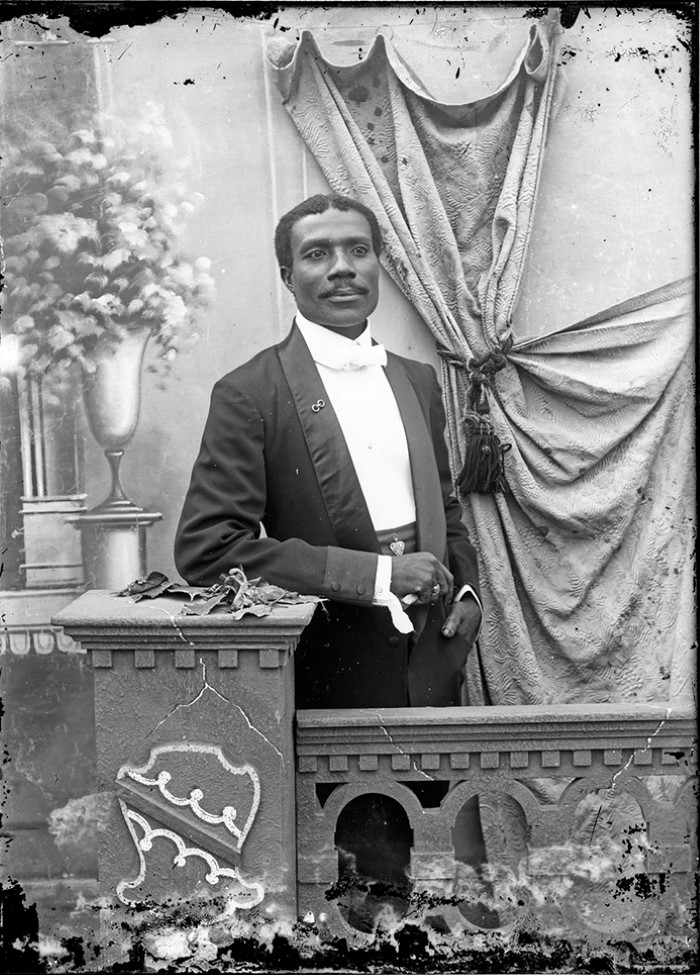 История фотографии в Западной Африке (1860–1910) Автопортрет с балюстрадой и подвесной