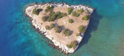 Σιδερώνα: Το νησί των βρυκολάκων -Μία απίστευτη ιστορία τρόμου στα νερά του Σαρωνικού