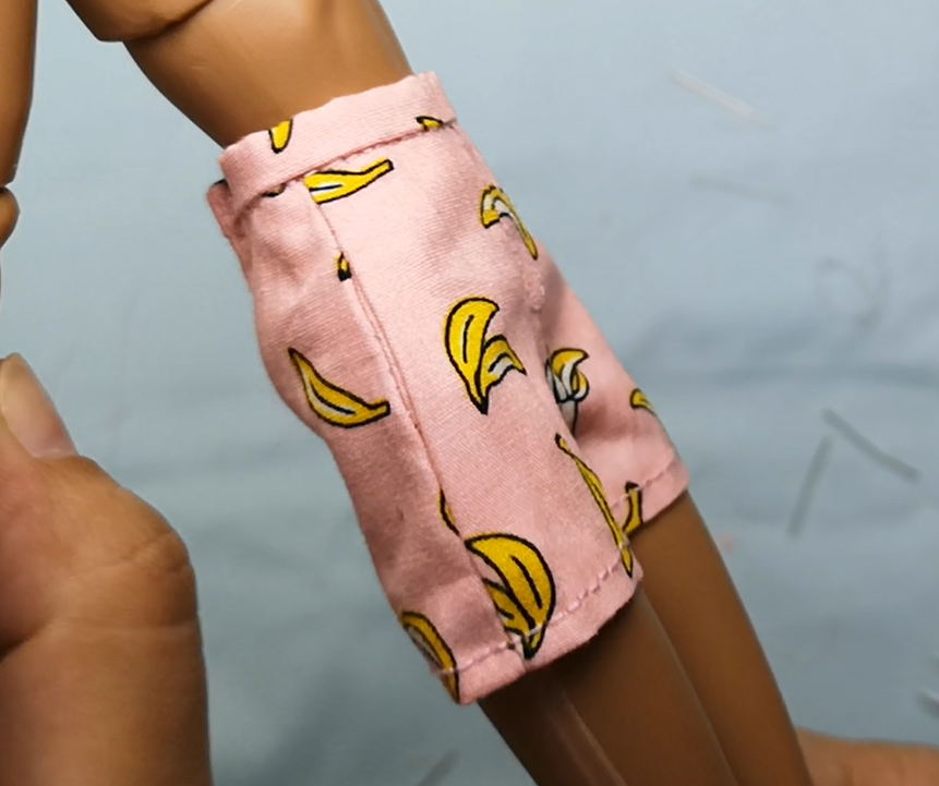 Howto Invisible Pockets in Doll Shorts and Trousers