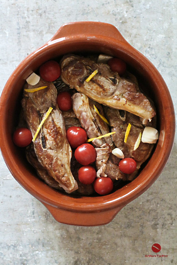 Rezept für Cazuela mit geschmorter Lammschulter, Kichererbsen und Salzzitronen – Soulfood aus dem berühmten portugiesischen Kochtopf aus Ton #lammschulter #schmoren #tajine #römertopf #ottolenghi #lamm #portugal #salzzitronen #kichdererbsen #tomaten #backofen #koriander #marokko