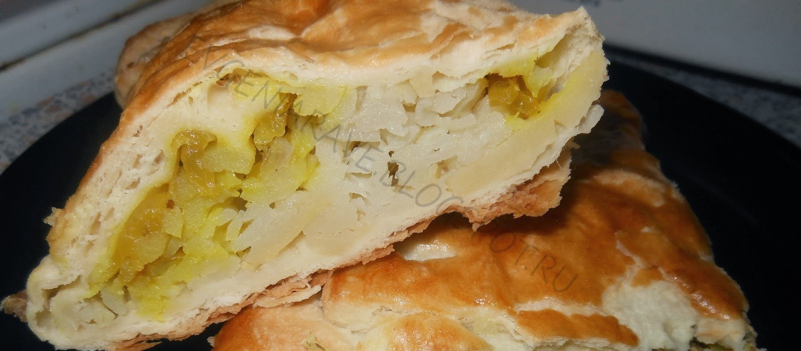 Пирожки с картошкой из слоеного теста. Слойки с укропом и сыром. Что можно сделать из слоеного теста на сковороде. Пирожки из слоёного теста картофеля и тушёнки. Рецепт из слоеного теста с картошкой.