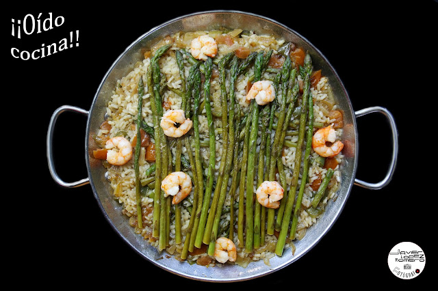 Arroz con gambas y espárragos