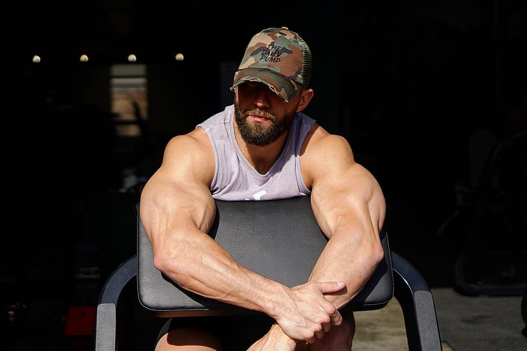 sexy-bearded-man-big-biceps-straight-strong-hunk